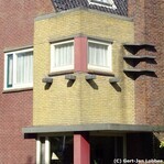 Blokvormige uitbouw op de eerste verdieping.
<br/>
Gert-Jan Lobbes, 2018